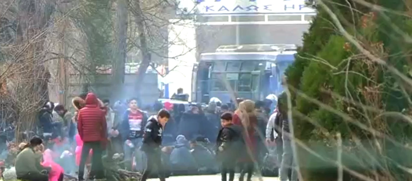 Εκρυθμη η κατάσταση στα σύνορα στον Έβρο - Χημικά για να αποτραπεί η είσοδος των αλλοδαπών (live)